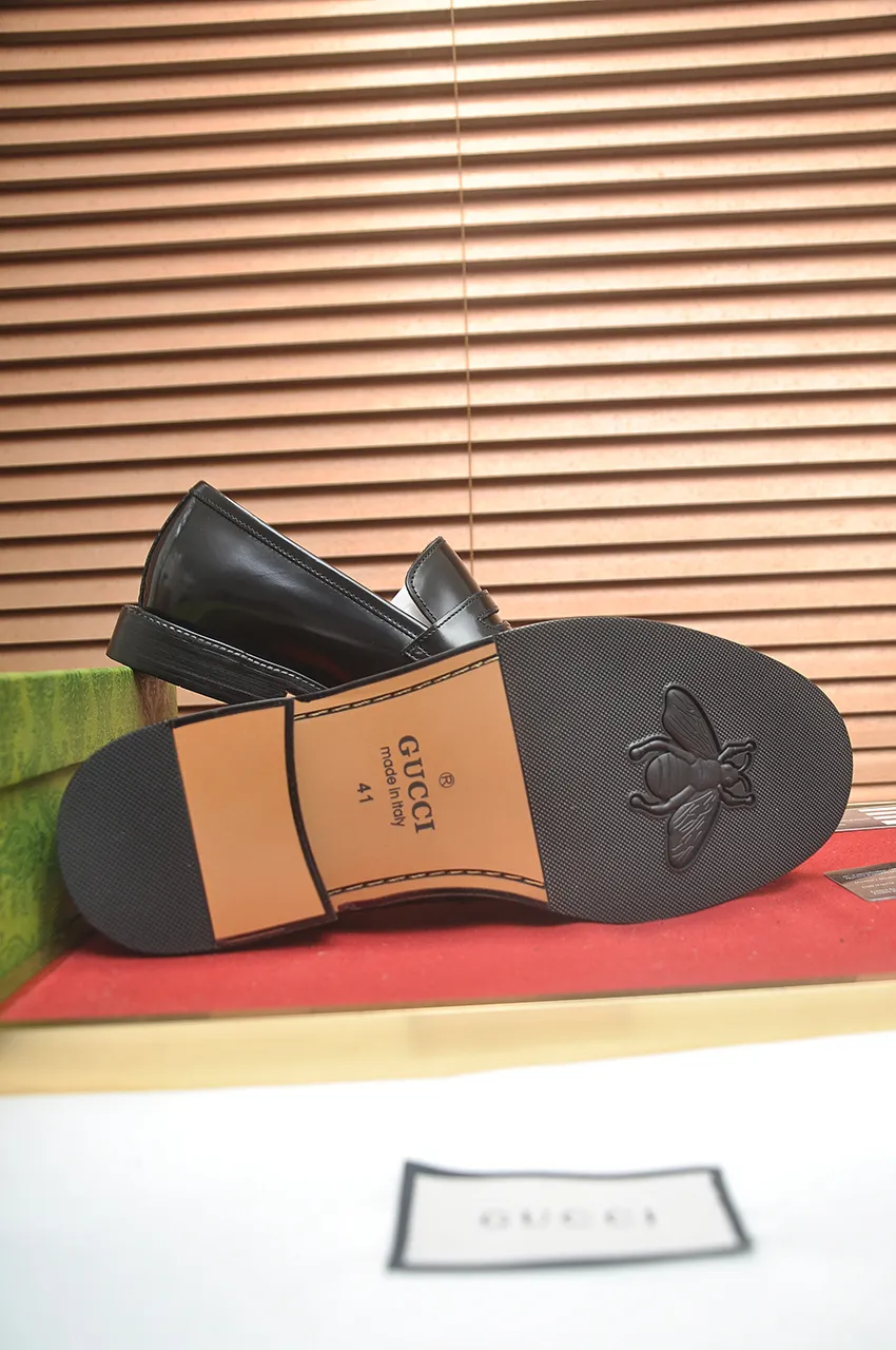 Men's shoes💰500💶Italy's top luxury men's shoe giant (GUCCI) (Gucci) (full cowhide lining) new arrival🍃Original European style🔰 Pleasant to the eye😍In order to make the shoes more durable and non-deformable🌀The production continues to follow traditional methods but there is still no lack of innovation💪Choose original sheepskin for the leather♻️ Smooth and natural And extra bright ⭐Made of imported cowhide, the first choice of rich people 38-45 (45 customized)